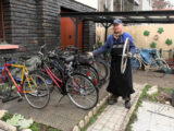 VIDÉO. À 88 ans, Claude répare des vélos pour payer l'Ehpad de sa femme