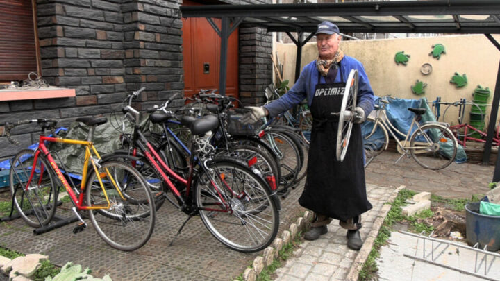 VIDÉO. À 88 ans, Claude répare des vélos pour payer l’Ehpad de sa femme