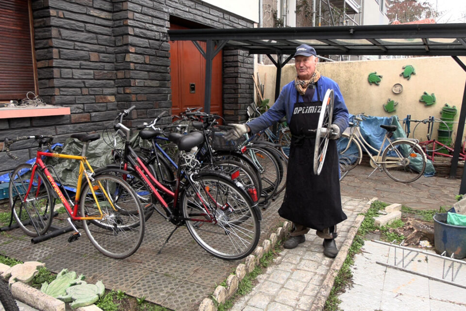 VIDÉO. À 88 ans, Claude répare des vélos pour payer l’Ehpad de sa femme
