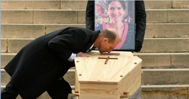 VIDÉO | Des centaines de personnes aux obsèques d’Agnès Lassalle