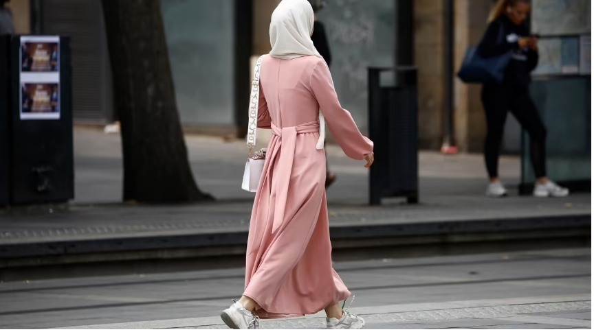 L’interdiction de l’abaya à l’école confirmée par le Conseil d’Etat