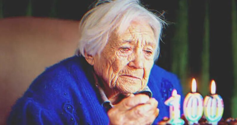 Une femme reçoit son premier gâteau d’anniversaire à l’âge de 100 ans de la part d’un jeune homme qui prétend être son petit-fils