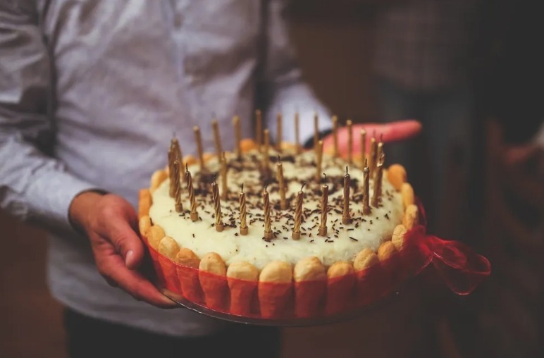 Une femme reçoit de la part d'un garçon qui prétend être son petit-fils son premier gâteau d'anniversaire à son 100e anniversaire