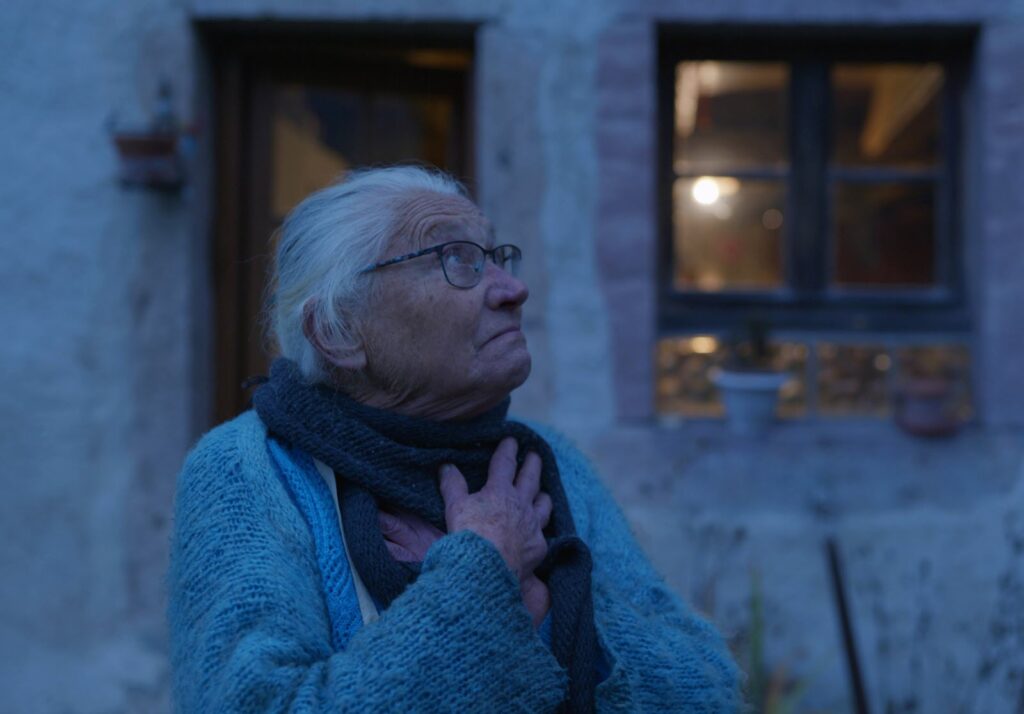 À 91 ans, elle vit seule dans la montagne, au rythme des saisons, suivez le documentaire "Suzanne, de saison en saison"
