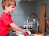 Une mère apprend à ses enfants à laver leurs vêtements et à faire la vaisselle : « Il n’y a pas de honte à aider »