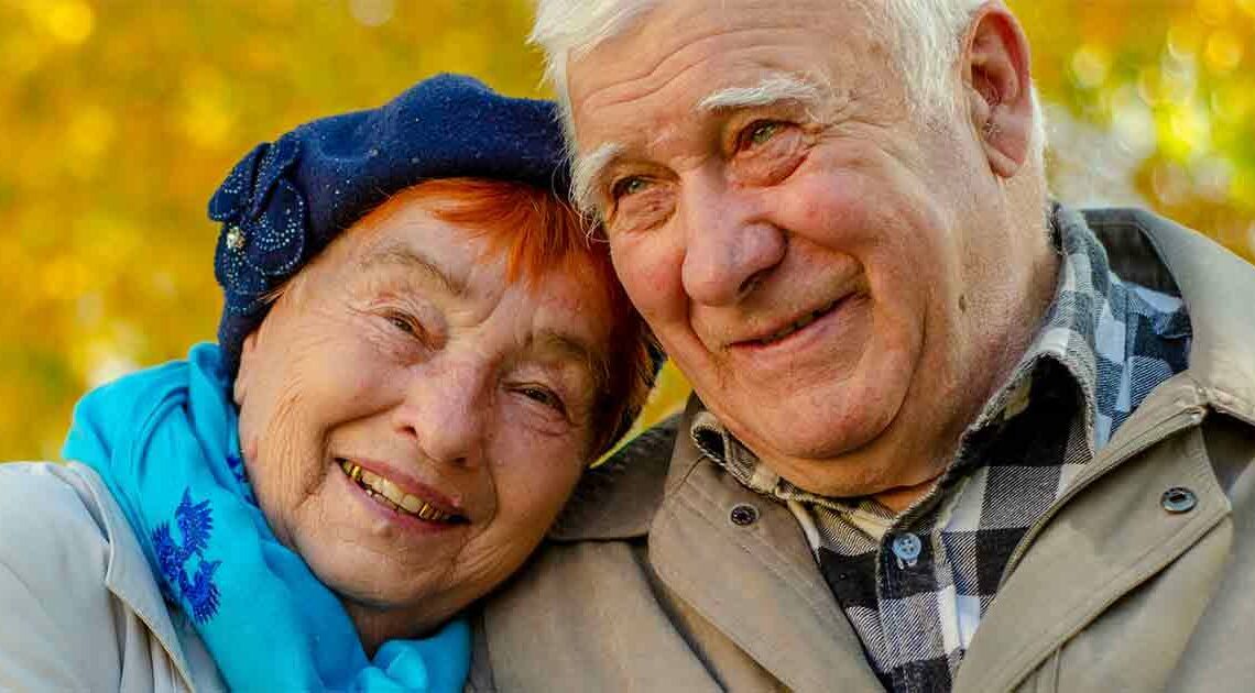 L’amour n’a pas d’âge : un couple de 100 et 102 ans tombe amoureux dans une maison de retraite et se marie