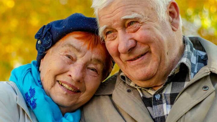 L’amour n’a pas d’âge : un couple de 100 et 102 ans tombe amoureux dans une maison de retraite et se marie