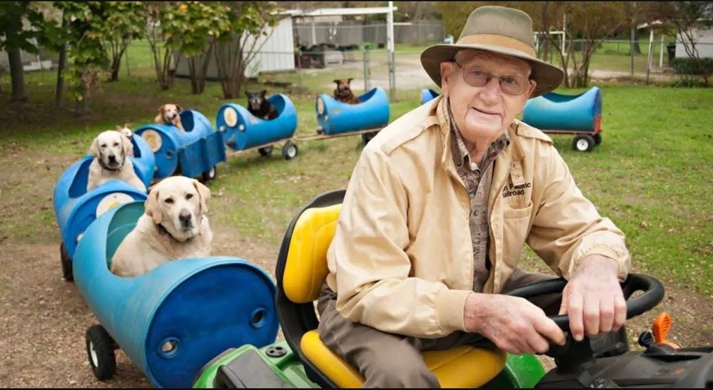 Un homme de 80 ans construit un train pour promener et trouver un foyer pour les chiens errants