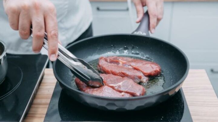 Elle cuit sa viande la fenêtre ouverte, ses voisins végans ne le supportent pas !