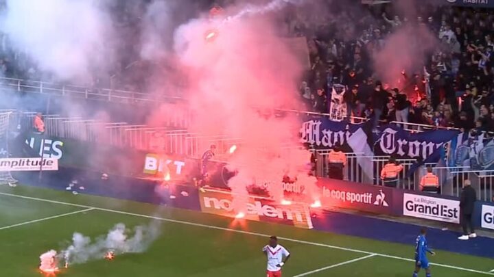 Scènes violentes lors de Troyes-Valenciennes, définitivement arrêté à cause de jets de fumigènes