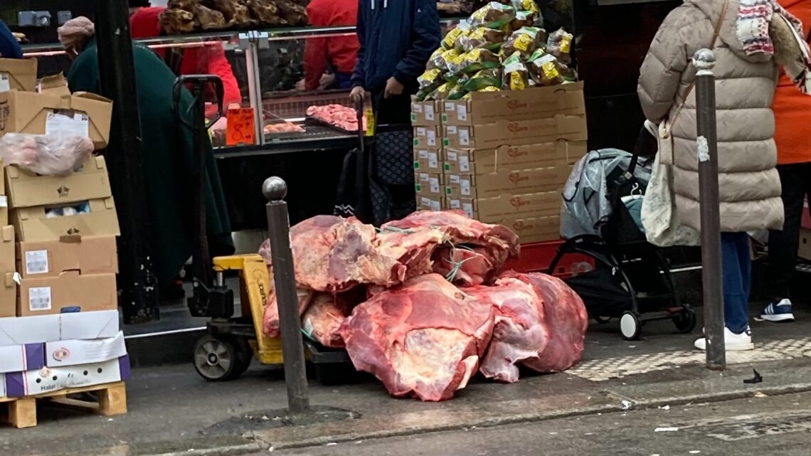 La viande à même le sol”: des boucheries du nord de Paris épinglées pour manque d’hygiène.
