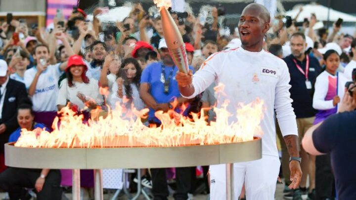 JO de Paris 2024: Drogba allume le chaudron olympique devant le Vélodrome, fin du relais de la flamme à Marseille