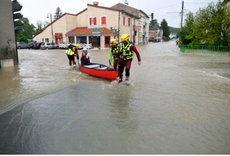 Des pompiers aident des habitants à évacuer à Bouzonville, le 17 mai 2024.