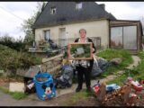 Après le départ de ses locataires, elle récupère sa maison pleine de déchets en Bretagne