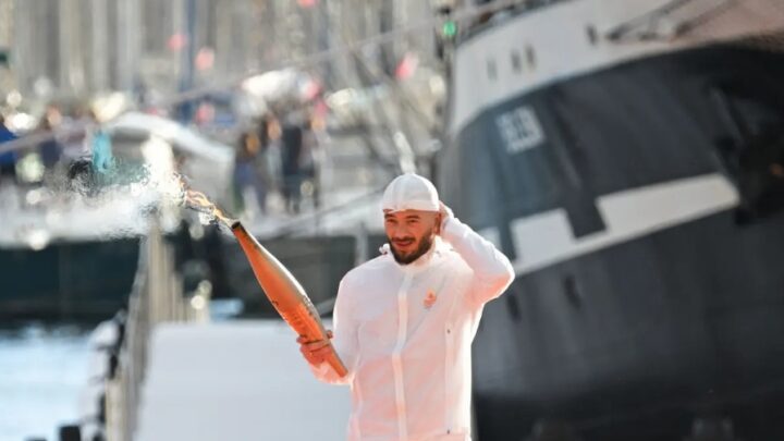 Le rappeur Jul a allumé le chaudron olympique à Marseille