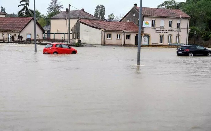 En Vigilance Rouge, la Moselle en Proie aux Inondations : Intempéries dans le Grand Est
