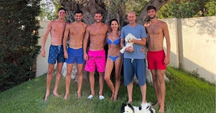 Zinedine Zidane entouré de sa femme Véronique et de ses quatre fils torse nu, cette photo qui met le feu à Instagram !